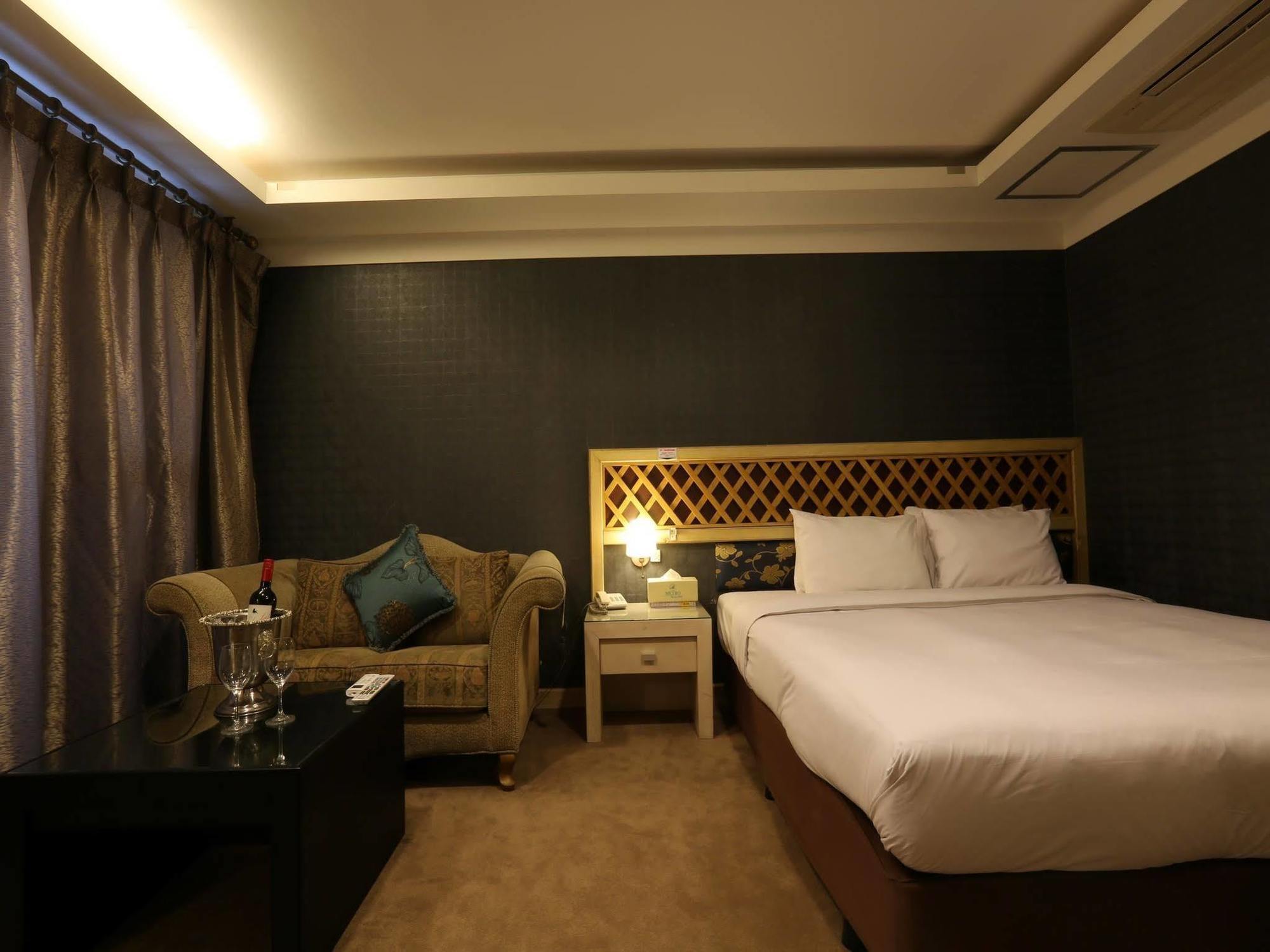 Cheonan Metro Tourist Hotel Екстер'єр фото