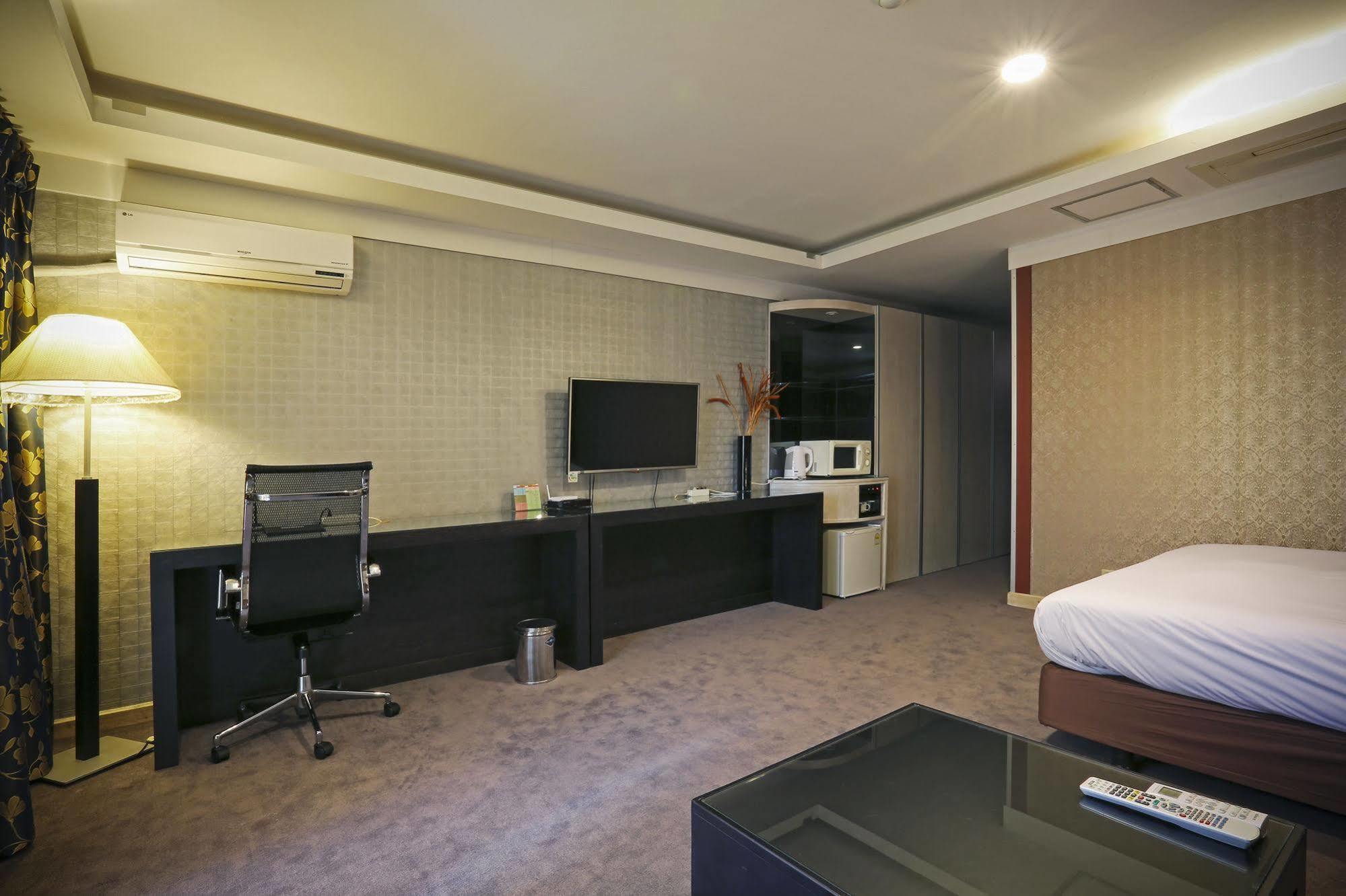 Cheonan Metro Tourist Hotel Екстер'єр фото